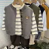Nuevos Suéteres Infantiles Otoño/Invierno 2026: Elegante y Versátil Chaleco Cardigan de Punto Patchwork para Niños y Niñas