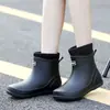 Botas de lluvia modernas antideslizantes, botas de lluvia impermeables de media pantorrilla para mujeres, hombres y parejas, adecuadas para uso en la cocina y lavado de autos