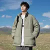 Chamarra de plumón con cuello alto para hombre Invierno 2025 Nueva Resistente al frío y cálida Marca de moda Color liso Chamarra tipo panecillo Chaqueta ligera para hombre