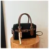 Bolso tipo Boston de diseño de nicho popular transfronterizo para mujer, estilo de viajero, nuevo bolso de hombro cruzado esmerilado otoño e invierno 2026
