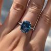 Venda Quente Novo Estilo Anel Quadrado com Topázio Sintético Incrustado Anel Versátil com Quatro Garras Joias de Luxo Europeias e Americanas para Mulheres Venda por Atacado