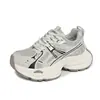 Novos tênis de malha respirável com sola grossa para mulheres baixinhas, sapatos casuais esportivos versáteis com sola macia 2026, tênis estilo "dad shoes" para mulheres