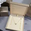 Collar de Cerámica Blanco y Negro Versión Alta V Dorada Cadena de Clavícula Pequeño Hombre Rojo Caridad Cadena Gruesa Chapada en Oro de 18K