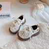 Zapatos pequeños de piel para niña, nueva colección primavera/verano 2026, zapatos infantiles con lazo de pedrería, perlas y detalles de encaje