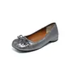 Sapatos femininos retrô estilo francês, nova coleção outono 2026, estilo delicado, bico quadrado, sola macia, sapatos pequenos de couro de corte baixo, sapatos baixos de vovó