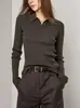 U.N.Q. irradia un encanto refinado y suave, con una textura suave y amigable con la piel y una calidad excepcional. Este es un polo de punto base de hilo Yangzi alemán