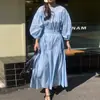 El tamaño ha sido actualizado. Este es un vestido de principios de otoño estilo coreano con un diseño suave y elegante, que presenta un cuello redondo, detalles plisados, un corte holgado y una cintura con cinturón.. Estilo de mujer, 19815