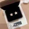 Brincos de Prata Pura S999 com Ouro Rosa e Concha Rosa Flor de Cerejeira para Mulheres 2026 Novo Modelo Joia de Orelha Única, Exquisita e Muito Bonita