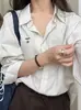 Camisa listrada branca para mulheres, adequada para usar em camadas na primavera e no outono, camisa casual de corte solto, blusa de manga comprida profissional para o trabalho