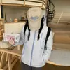 Nueva chaqueta corta de invierno con capucha 2026, cálida, adelgazante, versátil y elegante, prenda exterior de estilo coreano para figuras petites