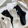 Calcetines de gato negro con bordado de dibujos animados versión coreana de principios de primavera 2025 al por mayor transpirables Joker algodón fino calcetines de mujer