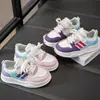 Tênis de cano baixo para meninas, sapatos casuais infantis, novo modelo outono 2026, tênis de corrida para estudantes, sapatos esportivos macios e estilosos para crianças