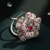 Lujo Ligero y Sensación de Alta Gama, Clip para Bufanda de Seda Camelia Bicolor, Aleación de Cobre de Alta Gama Microincrustado con Circonia, Clip Cuadrado Versátil para Bufanda para Uso Diario