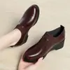 Zapatos de mujer de cuero con tacón de cuña estilo británico, nuevo modelo otoño 2026, cuero suave, cómodos, antideslizantes, resistentes al desgaste, zapatos que aumentan la altura para madres