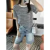 ¡Vibras relajadas de verano~! Camiseta de mujer de manga corta a rayas bordada, nuevo top fino y transpirable de verano 2026 con hombros normales