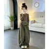 Roupas de Outono para Meninas Novidade para Meninas Crianças de Tamanho Médio e Grande Conjunto de Camiseta de Manga Longa com Vivo Listrado e Calça de Faca Torto de Algodão para Crianças