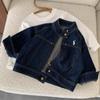 Jaqueta Infantil 2026 Primavera Nova Roupa Infantil Meninos e Meninas Jaqueta Patchwork Bordada Cor Sólida Jaqueta Jeans Solta