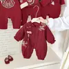 Novo macacão de bebê estilo chinês com bordado de padrão de bambu vermelho, adequado para celebrações de 100 dias e um ano, disponível para meninos e meninas, versão primavera e outono