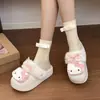Lindas pantuflas de felpa del gato KT de dibujos animados para mujer, nuevo estilo 2026, modernas y versátiles, con suela gruesa, que aumentan la altura y adecuadas para usar en exteriores