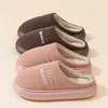 Zapatillas de algodón con tela bordada simples para mujer, para uso doméstico en invierno, de suela gruesa, antideslizantes, forradas de felpa, cálidas, adecuadas para parejas, zapatillas de interior para el hogar