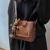 Bolso de Mujer Estilo Coreano de Nicho Retro Otoño e Invierno Versátil para Viajes Diarios Correa Ancha para el Hombro Bolso Cruzado Nuevo Bolso Cubo de Gama Alta para Mujer