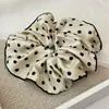 Scrunchie de Tecido Preto e Branco com Bolinhas Estilo Coreano com Toque Sofisticado, Elástico de Cabelo Falso Seda, Corda Elegante para Rabo de Cavalo com Flor