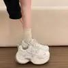 Tênis Brancos Leves Versáteis que Aumentam a Altura Primavera e Outono 2026 Novos Tênis Brancos com Sola Grossa Tênis Brancos Estilo Pai Sapatos Esportivos Casuais Femininos
