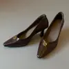 ¡En stock, se envía al instante! Tacones Altos de Punta Aguda, Estilo Británico Retro, Flor de Camelia, Hebilla Dorada, Sin Cordones, Tacón de Aguja para Mujer