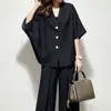 Atuendo de verano estilo japonés 2026: Top liso de cuello en V con mangas murciélago y botones, amarre en la nuca + pantalón largo con bolsillos