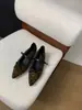 Otoño 2026 Nuevo Estilo Coreano Punta Puntiaguda Corte Bajo Hebilla de Correa de Terciopelo para Aumentar Altura Interior Zapatos Planos de Cuatro Estaciones Mary Janes