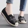 Sapatos de pano antigos de Pequim, moda outono feminina, novos sapatos de lona preguiçosos, sola macia, todos combinam, elegantes, sapatos de camada única para mães