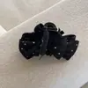 Pinza Elegante Tiburón con Lazo de Puntos Blancos y Negros Estilo Hepburn para el Cabello de Niña en la Parte Trasera de la Cabeza Accesorio de Cabello de Moda y Versátil