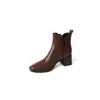 Botas Chelsea Vintage de Couro Trançado Estilo Britânico Bico Quadrado Simples Salto Alto Botas de Cano Curto Femininas Elegantes Salto Grosso Botas Forradas com Lã