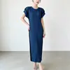 Vestido de linha principal japonesa Issey Miyake, toque de luxo leve e alta qualidade, mangas curtas que cobrem os braços, cores contrastantes, gola redonda, vestido de comprimento médio moderno e versátil