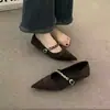 Zapatos de moda con punta 2026 versátiles y elegantes para uso en exteriores, nuevo estilo de tacón grueso sin cordones, zapatos poco profundos de tela con cadena metálica para otoño