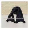 Novo cachecol corta-vento de outono e inverno para crianças, cor sólida, design trançado tridimensional, unissex, versátil, com pompons, para aquecimento e proteção do pescoço