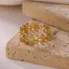 Anillo Sencillo Nuevo de Acero Inoxidable Dorado con Marco de Flor Hueca para Mujer con Pétalo Geométrico Anillo Abierto Joyería Transfronteriza