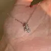 Colar delicado de íris vintage usado com diamante único para mulheres, luxo leve, toque de alta qualidade, pingente de diamante brilhante, corrente para clavícula