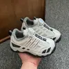 Zapatos de Peluche para Niños Estilo Old Daddy 2026 Invierno Nuevos Hebilla Giratoria Zapatos Cálidos para Senderismo Niños Medianos y Grandes Zapatos Deportivos