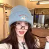 Gorro de punto grueso a rayas para otoño e invierno con bordado de cachorro para mujer, gorro de cabeza casual versátil y lindo, gorro de punto cálido para proteger los oídos