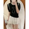 2025 Novo Estilo Quente Redutor de Idade Únicos e Bonitos Tops Super Bonitos Camiseta de Tricô com Coelho Cartoon Branco para Mulheres Verão