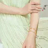 Pulsera con colgante de paz redondo pequeño de oro del mismo estilo de la Tienda de Oro Puzo para mujer, diseño único, accesorio versátil, regalo perfecto para novia