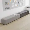 Juego de sofá largo simple y moderno con taburetes para cambiarse los zapatos para recepción, áreas de ocio y descanso en salones de peluquería y oficinas de ventas donde esperan los padres