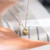 Pingente de Lingote de Ouro da Fortuna Tridimensional Estilo Chinês Elegante e Único Colar de Aço Titânio, Corrente de Clavícula Fashion e Versátil com Toque de Luxo