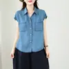 Foto real do novo estilo de verão de 2026 colete de moda azul retrô de corte solto camisa jeans top feminino versátil