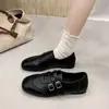 Sapatos de bico profundo, versáteis para o outono, sapatos casuais de couro baixo, mocassins femininos estilo britânico 2026, novo design retrô com fivela de cinto