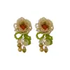 Pendientes de Flor de Rosa con Perlas, Modernos y Frescos; Pendientes Estilo Festivo con Perlas, Ultra-Féericos; Pendientes Tejidos Exagerados de Nicho