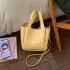 Bolsa Balde Fashion Portátil para Mulheres 2026 Nova Coleção de Primavera Bolsa de Ombro Simples Estilo Coreano Nicho de Alto Valor Bolsa Casual Feminina