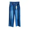 ¡El ajuste es perfecto! Estos jeans de alta calidad, adelgazantes, de cintura alta, pierna recta y pierna ancha en un clásico azul medio están diseñados para hacer que tus piernas se vean más largas.. Nuevo estilo otoño/invierno para mujer