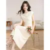 Elegante vestido color albaricoque sin hombros para mujer, nuevo estilo verano 2026, cintura ceñida, manga corta, vestido largo intelectual y sencillo